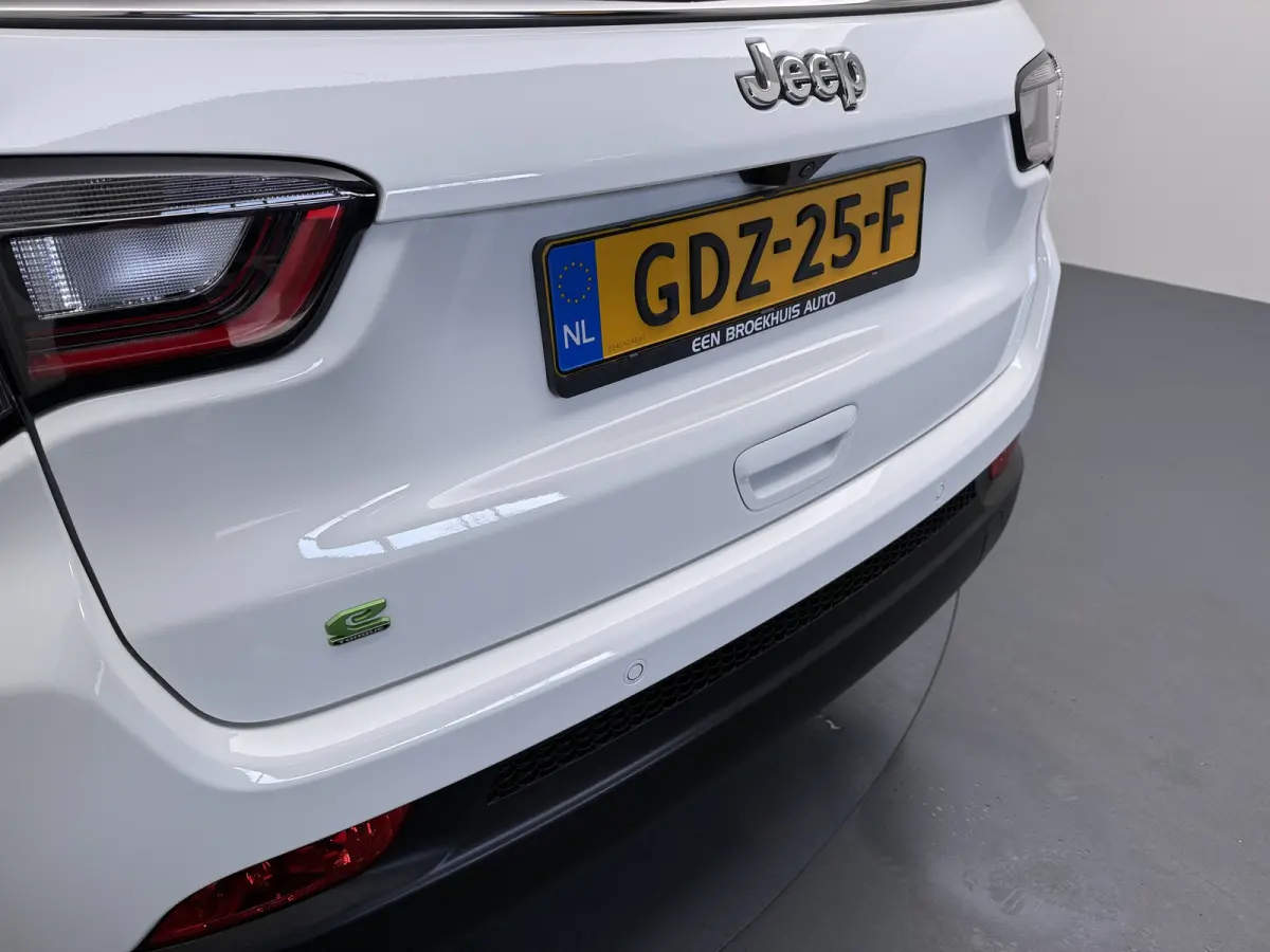 1.5T e-Hybrid Altitude / Navigatie / 360 Camera / Stuur -en stoelverwarming / Keyless / Draadloze telefoonlader / Carplay /