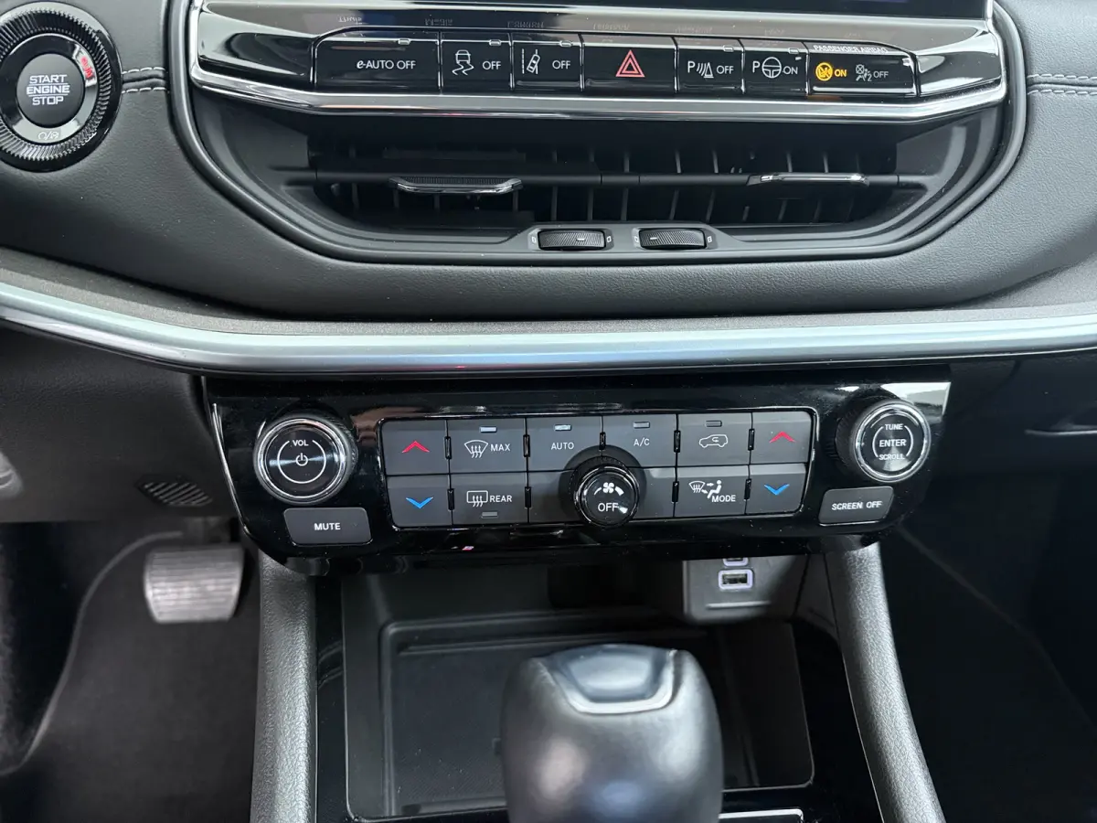 1.5T e-Hybrid Altitude / Navigatie / 360 Camera / Stuur -en stoelverwarming / Keyless / Draadloze telefoonlader / Carplay /