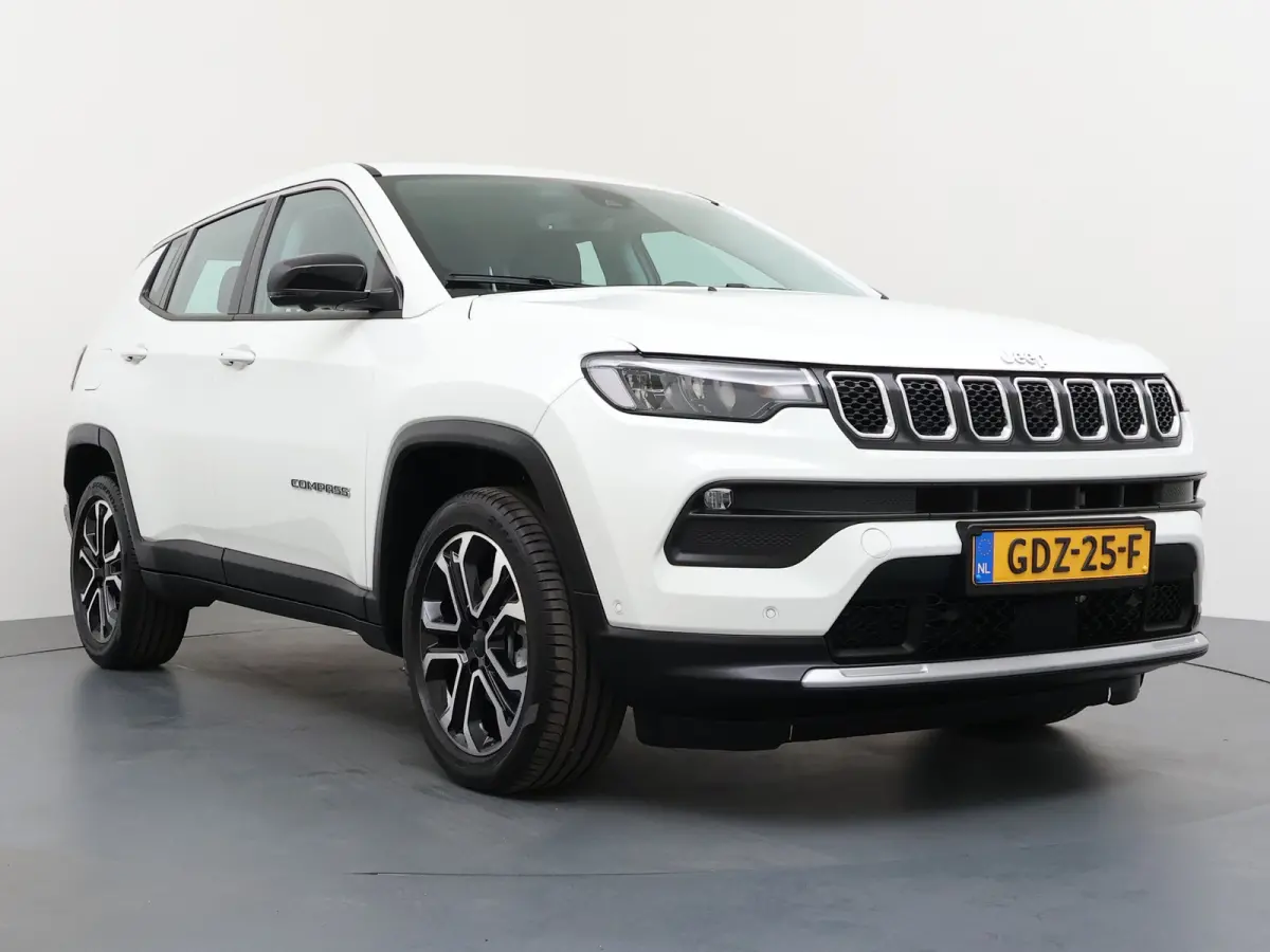 1.5T e-Hybrid Altitude / Navigatie / 360 Camera / Stuur -en stoelverwarming / Keyless / Draadloze telefoonlader / Carplay /