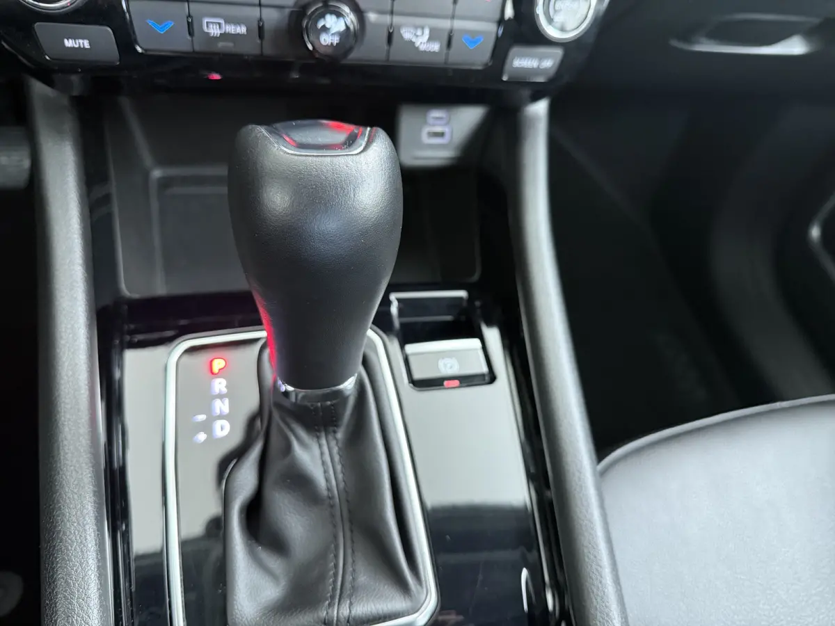 1.5T e-Hybrid Altitude / Navigatie / 360 Camera / Stuur -en stoelverwarming / Keyless / Draadloze telefoonlader / Carplay /