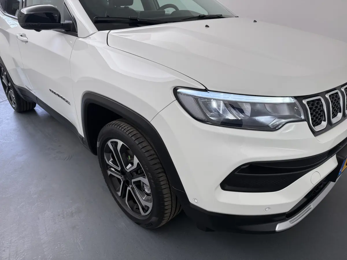 1.5T e-Hybrid Altitude / Navigatie / 360 Camera / Stuur -en stoelverwarming / Keyless / Draadloze telefoonlader / Carplay /
