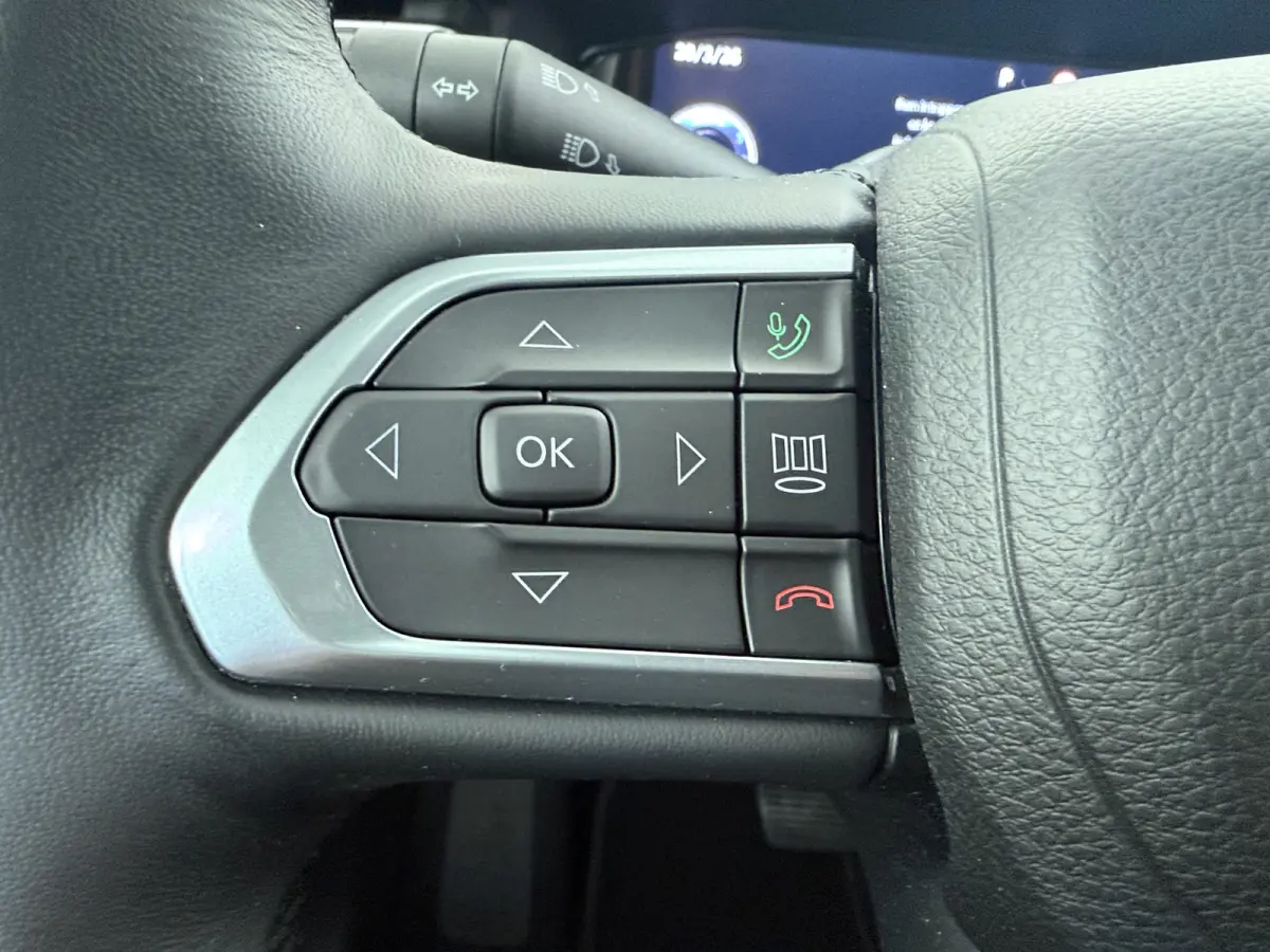 1.5T e-Hybrid Altitude / Navigatie / 360 Camera / Stuur -en stoelverwarming / Keyless / Draadloze telefoonlader / Carplay /