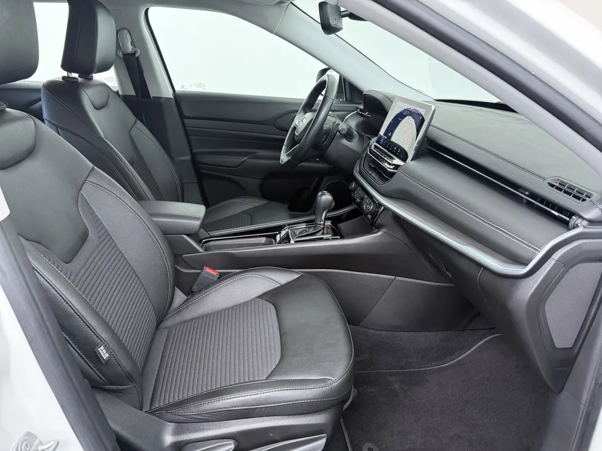 1.5T e-Hybrid Altitude / Navigatie / 360 Camera / Stuur -en stoelverwarming / Keyless / Draadloze telefoonlader / Carplay /