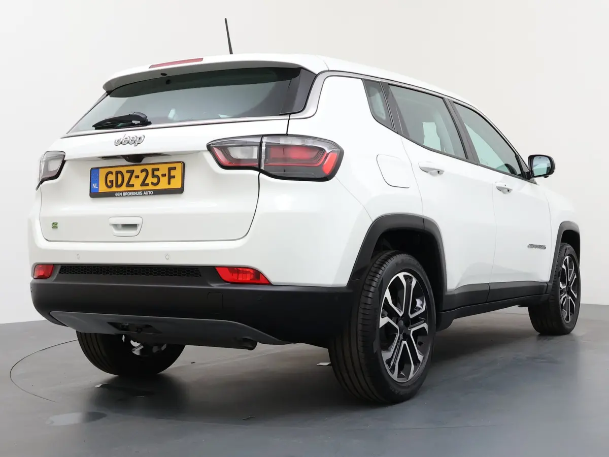 1.5T e-Hybrid Altitude / Navigatie / 360 Camera / Stuur -en stoelverwarming / Keyless / Draadloze telefoonlader / Carplay /