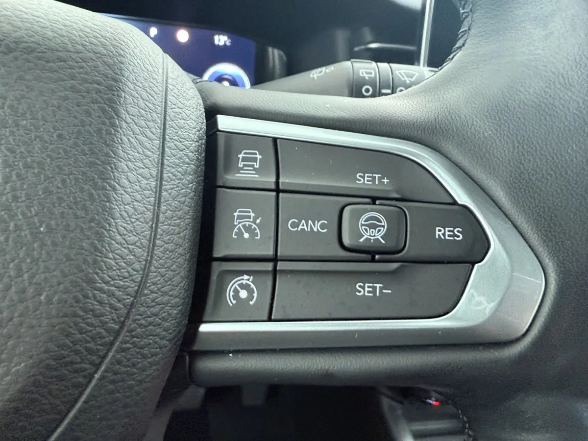 1.5T e-Hybrid Altitude / Navigatie / 360 Camera / Stuur -en stoelverwarming / Keyless / Draadloze telefoonlader / Carplay /