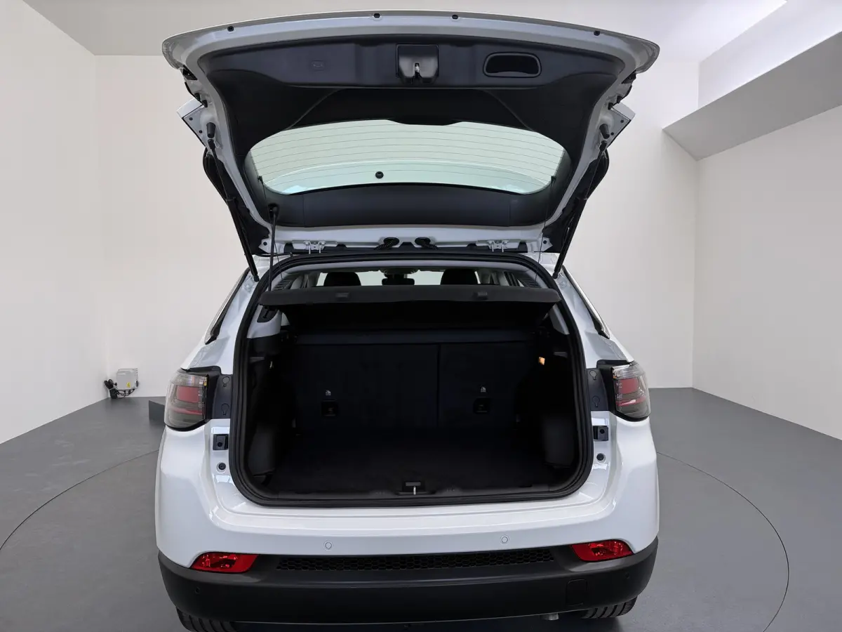 1.5T e-Hybrid Altitude / Navigatie / 360 Camera / Stuur -en stoelverwarming / Keyless / Draadloze telefoonlader / Carplay /