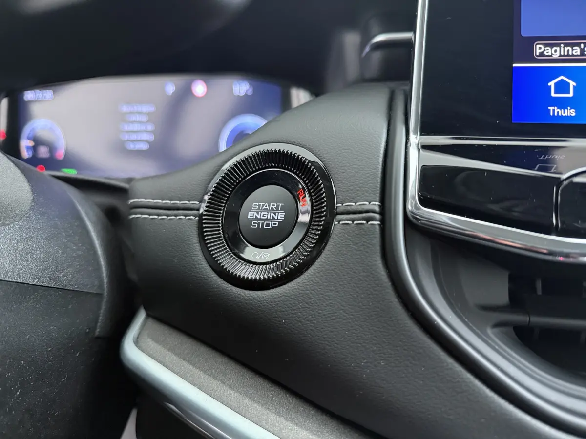 1.5T e-Hybrid Altitude / Navigatie / 360 Camera / Stuur -en stoelverwarming / Keyless / Draadloze telefoonlader / Carplay /