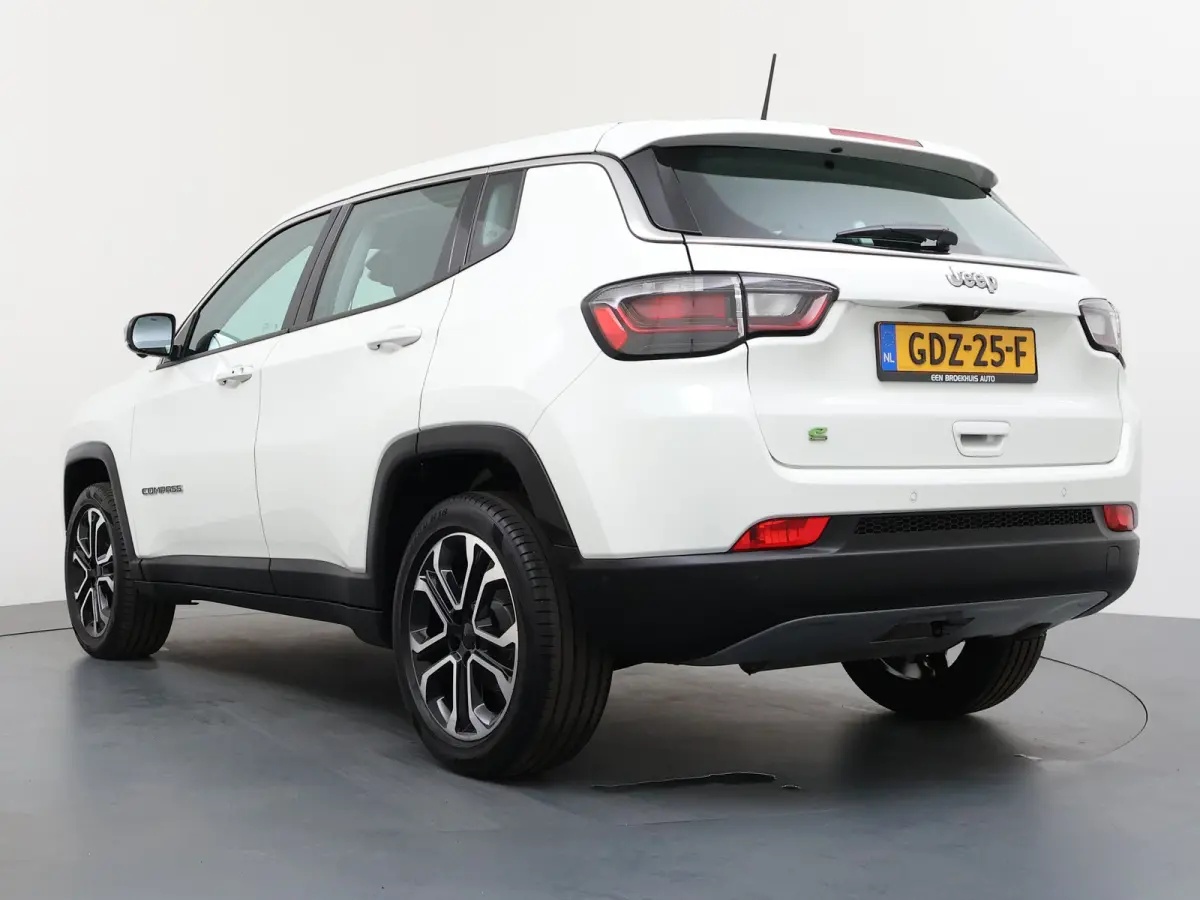 1.5T e-Hybrid Altitude / Navigatie / 360 Camera / Stuur -en stoelverwarming / Keyless / Draadloze telefoonlader / Carplay /