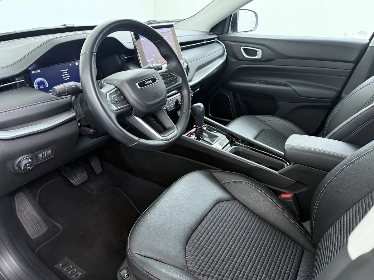 1.5T e-Hybrid Altitude / Navigatie / 360 Camera / Stuur -en stoelverwarming / Keyless / Draadloze telefoonlader / Carplay /
