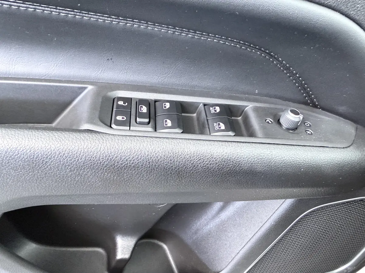 1.5T e-Hybrid Altitude / Navigatie / 360 Camera / Stuur -en stoelverwarming / Keyless / Draadloze telefoonlader / Carplay /