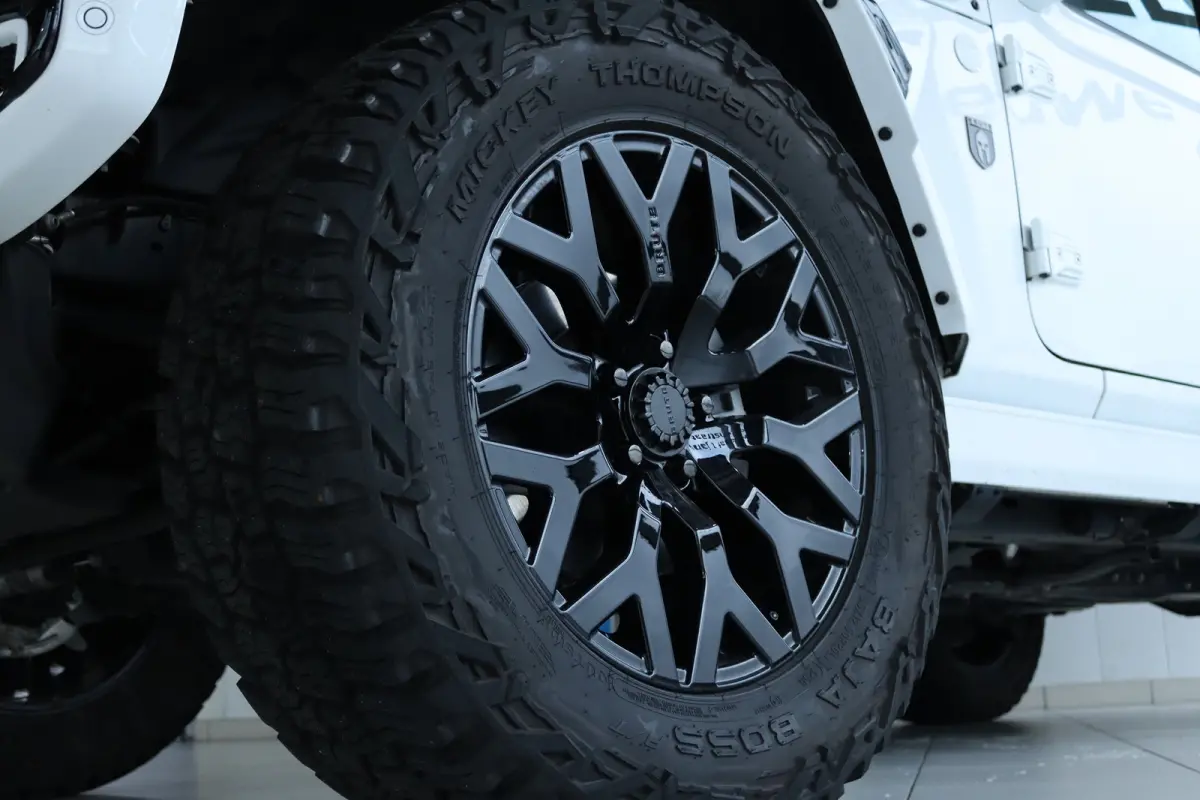 4xe 380 Sahara BRUTE ''OP AFSPRAAK'' | NL-Auto | BRASS | Skyone | Adaptieve Demping | Adapt. Cruise | Alcantara | Carplay | Keyless | 20 Inch