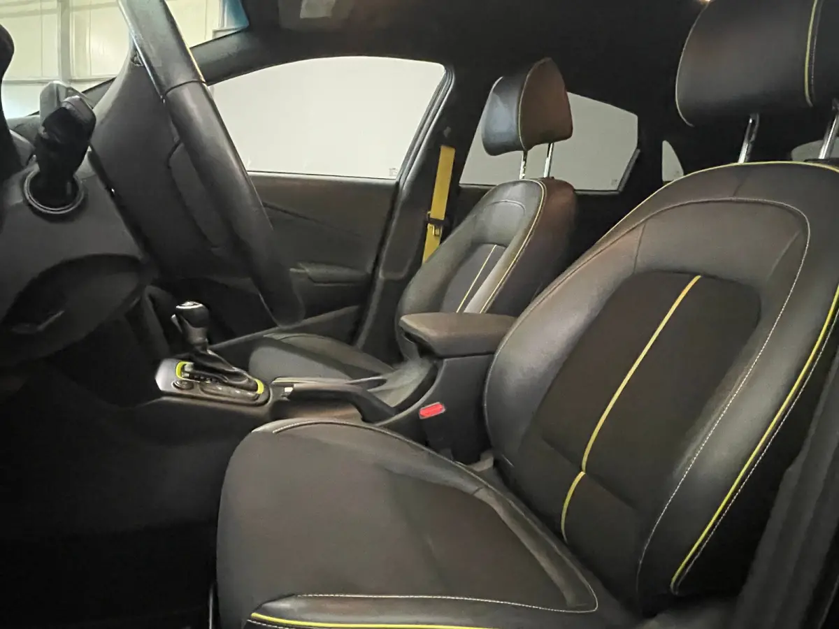 1.6 T-GDI Premium | Head up display | Achteruitrijcamera | Stoelverwarming + stuurwiel verwarming | Krell Audio | Lime Colour Pack | Achteruitrijcamera | Airco (automatisch) | Apple Carplay/