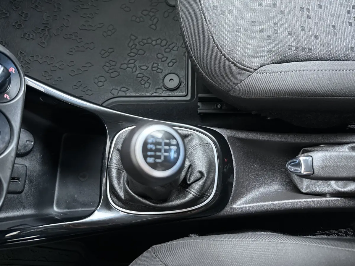 1.0 Turbo BlitZ | Apple CarPlay/Android Auto | Parkeersensor achter | Stuurwiel verwarmd