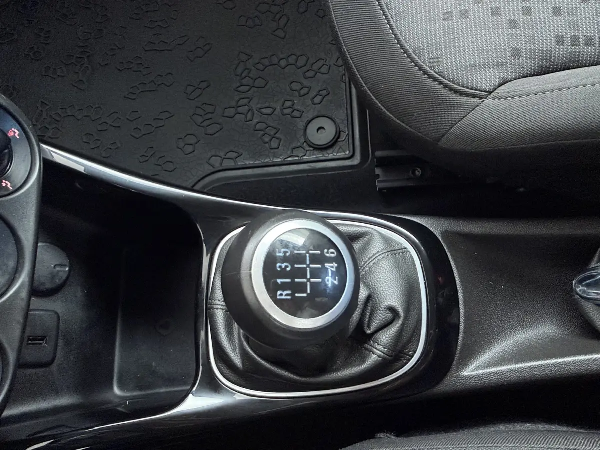 1.0 Turbo BlitZ | Apple CarPlay/Android Auto | Parkeersensor achter | Stuurwiel verwarmd