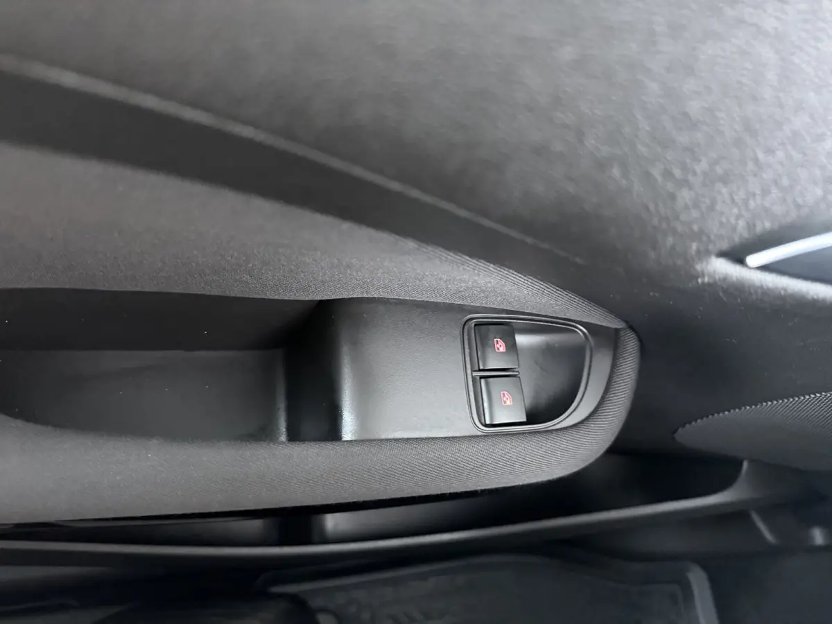 1.0 Turbo BlitZ | Apple CarPlay/Android Auto | Parkeersensor achter | Stuurwiel verwarmd