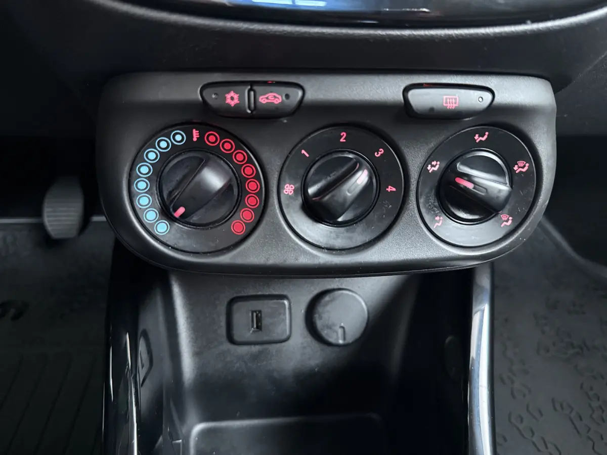 1.0 Turbo BlitZ | Apple CarPlay/Android Auto | Parkeersensor achter | Stuurwiel verwarmd