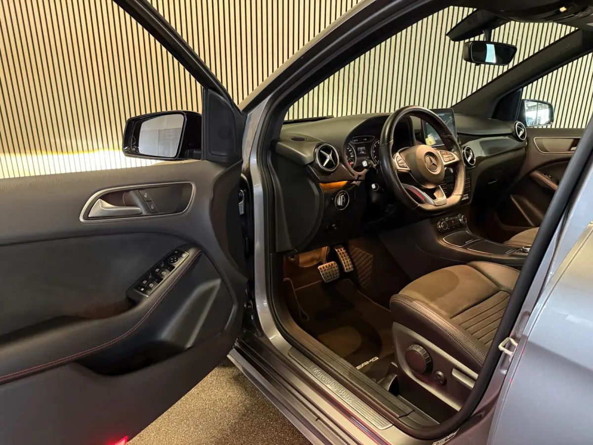 180 AMG STYLING-PANORAMA-TREKHAAK-NIGHT-ORIG NL-COMPLEET