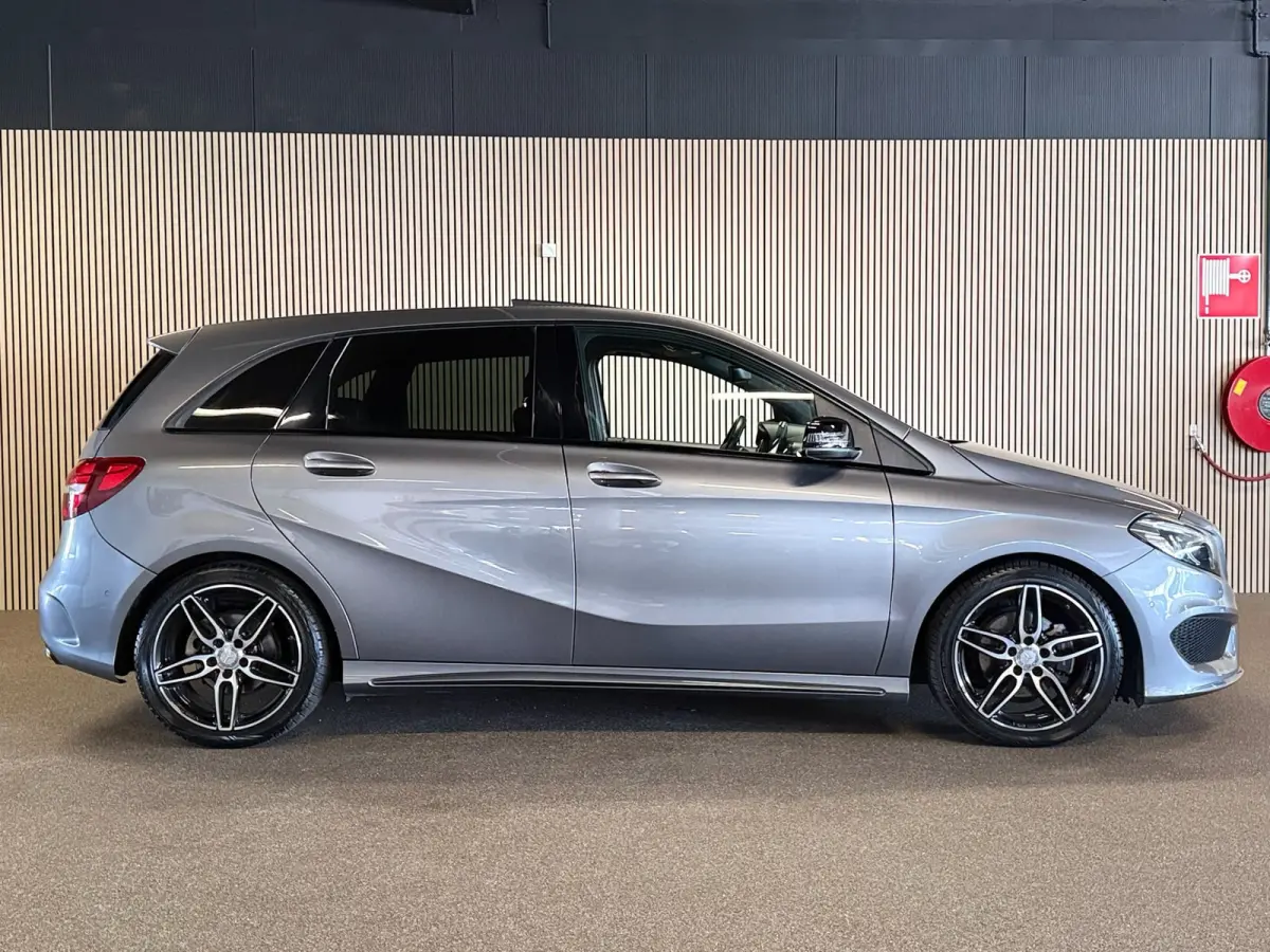 180 AMG STYLING-PANORAMA-TREKHAAK-NIGHT-ORIG NL-COMPLEET