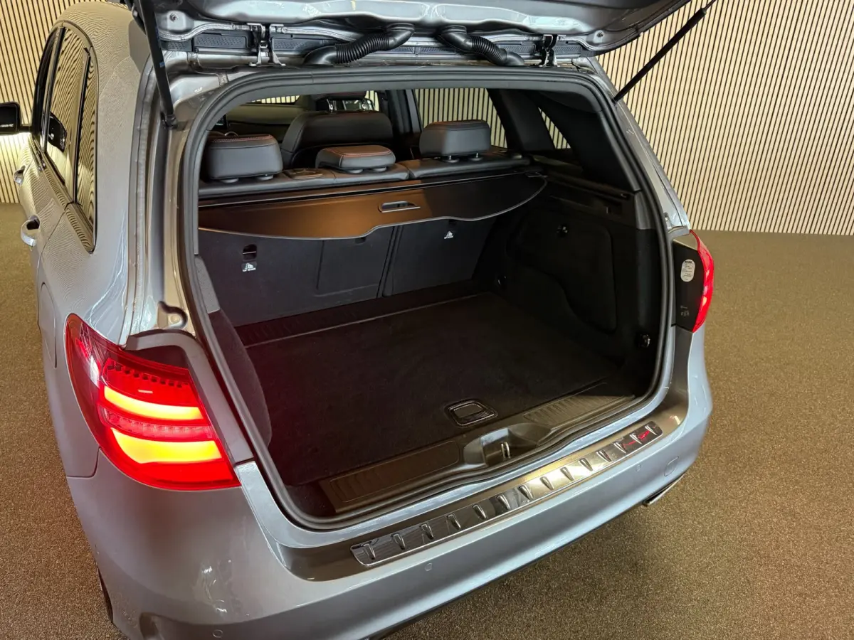 180 AMG STYLING-PANORAMA-TREKHAAK-NIGHT-ORIG NL-COMPLEET
