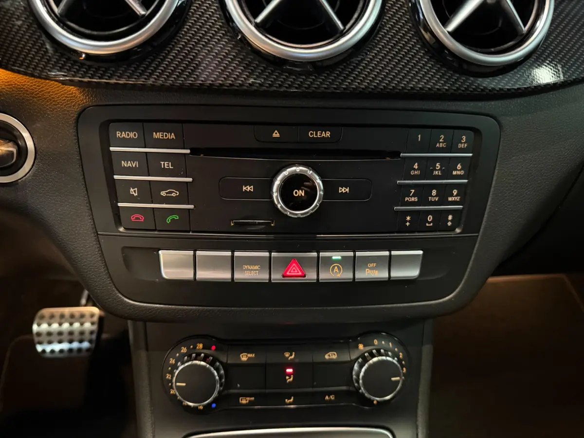 180 AMG STYLING-PANORAMA-TREKHAAK-NIGHT-ORIG NL-COMPLEET