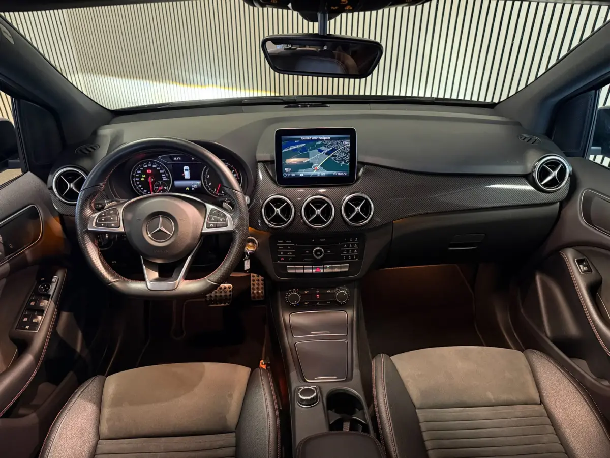 180 AMG STYLING-PANORAMA-TREKHAAK-NIGHT-ORIG NL-COMPLEET