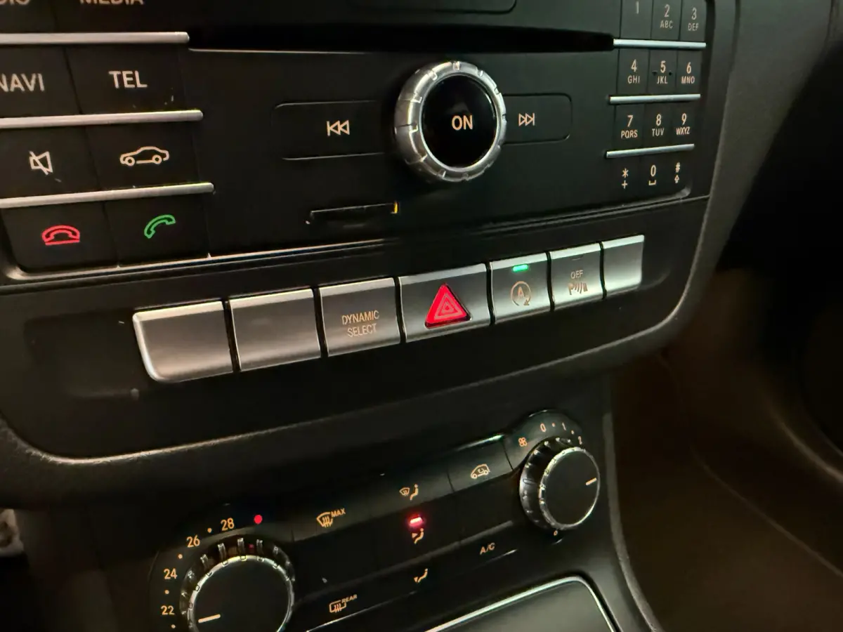 180 AMG STYLING-PANORAMA-TREKHAAK-NIGHT-ORIG NL-COMPLEET