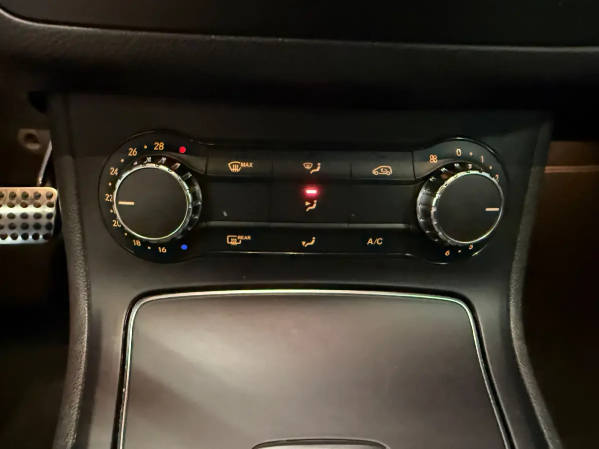 180 AMG STYLING-PANORAMA-TREKHAAK-NIGHT-ORIG NL-COMPLEET