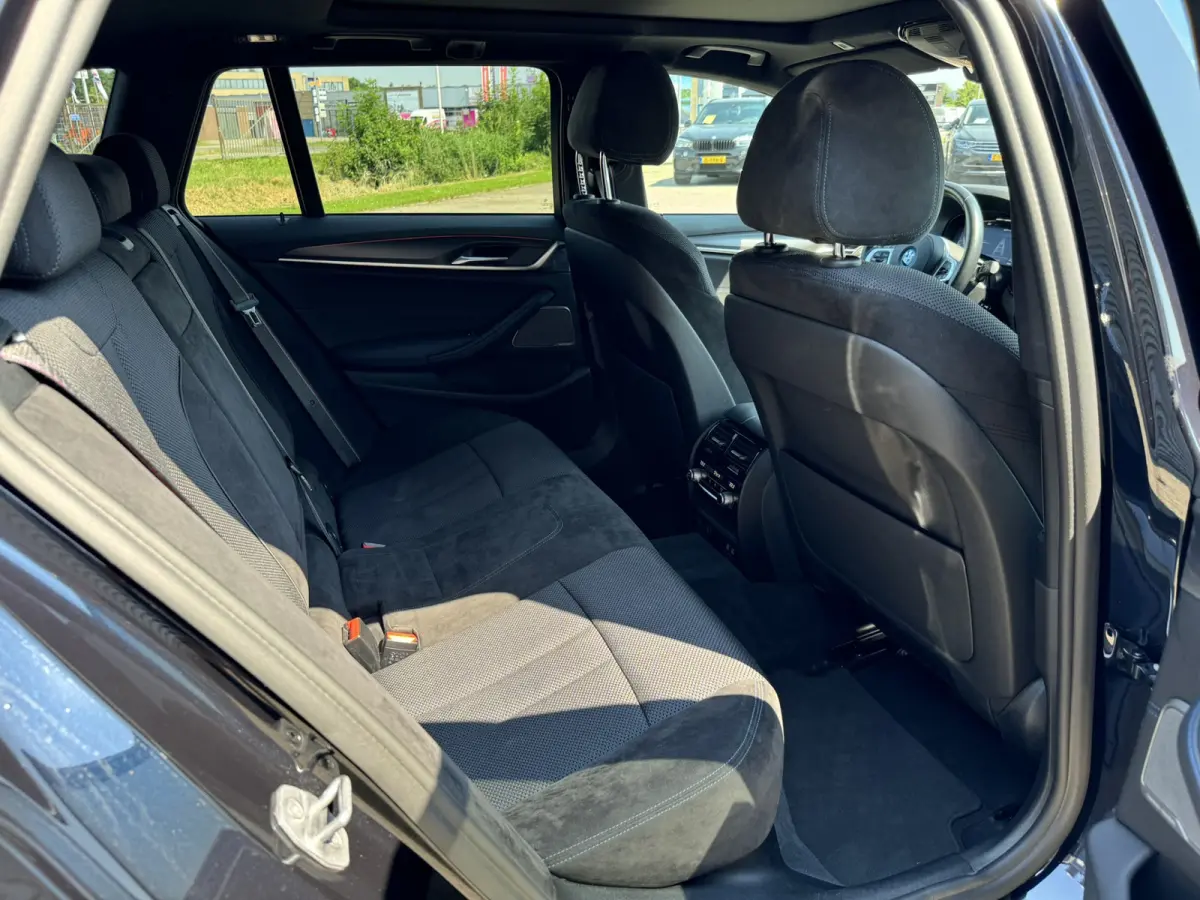 530e High Executive M Sport Panoramadak Trekhaak Harman-Kardon Carplay 19 inch Laser Licht Keyless Entry Head-Up Display SOH 91%