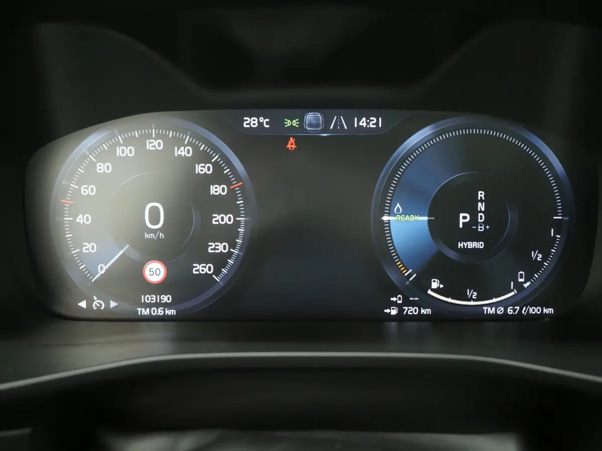 1.5 T5 R-Design | Panoramadak | Leder | Trekhaak | Harman/Kardon | Keyless | Camera | Carplay