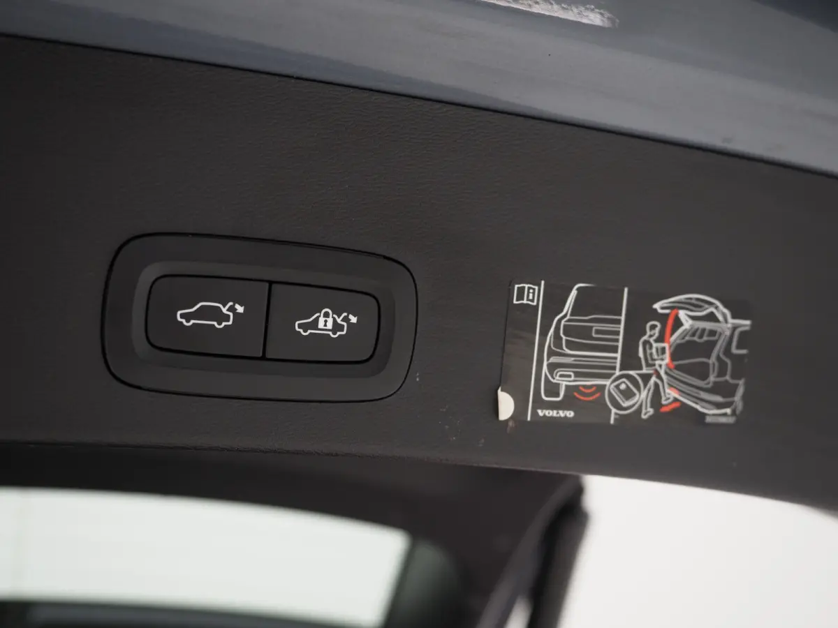 1.5 T5 R-Design | Panoramadak | Leder | Trekhaak | Harman/Kardon | Keyless | Camera | Carplay