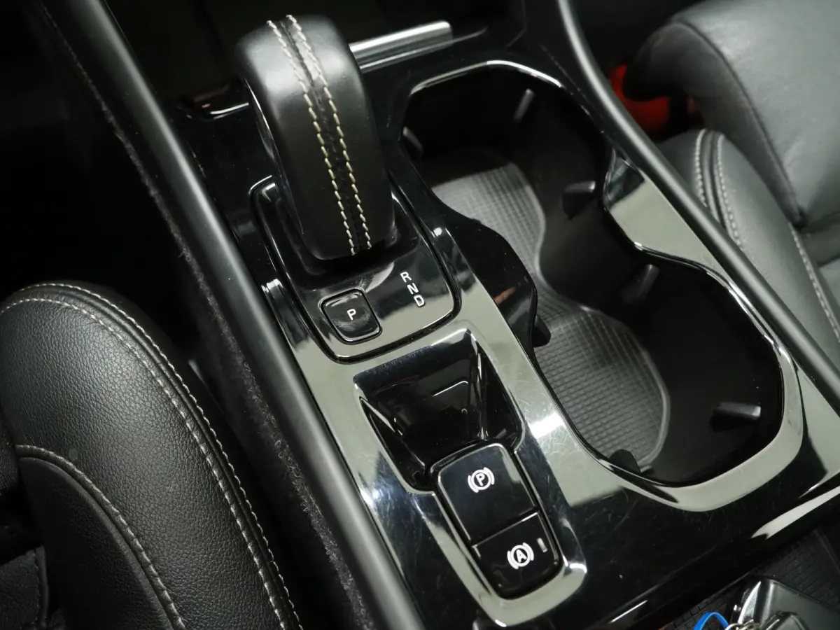 1.5 T5 R-Design | Panoramadak | Leder | Trekhaak | Harman/Kardon | Keyless | Camera | Carplay