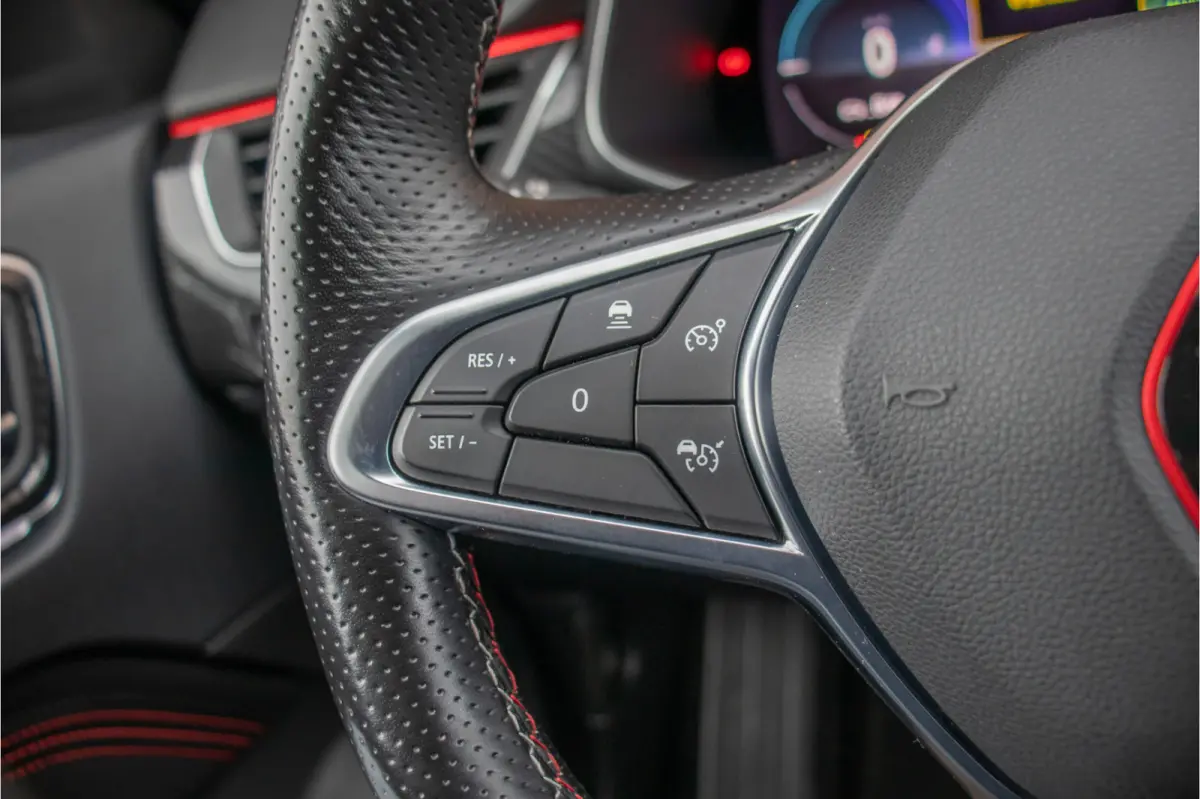 1.6 E-Tech R.S. Line, Origineel NL, Bose, Trekhaak, Adaptive Cruise, Carplay, Stoel & Stuurverwarming, Full LED, Camera.