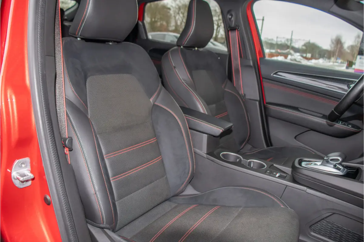 1.6 E-Tech R.S. Line, Origineel NL, Bose, Trekhaak, Adaptive Cruise, Carplay, Stoel & Stuurverwarming, Full LED, Camera.