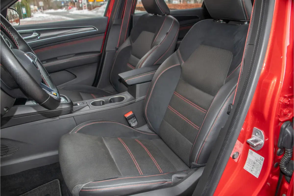 1.6 E-Tech R.S. Line, Origineel NL, Bose, Trekhaak, Adaptive Cruise, Carplay, Stoel & Stuurverwarming, Full LED, Camera.