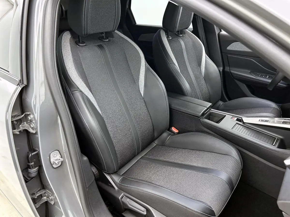 Allure Hybrid 145pk Automaat | Lage kilometerstand | Navigatie via draadloze Apple Carplay / Android auto | 360° Camera | Climate Control | Adaptieve Cruise Control | Parkeersensoren v+a | 