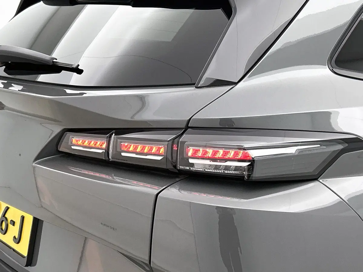 Allure Hybrid 145pk Automaat | Lage kilometerstand | Navigatie via draadloze Apple Carplay / Android auto | 360° Camera | Climate Control | Adaptieve Cruise Control | Parkeersensoren v+a | 