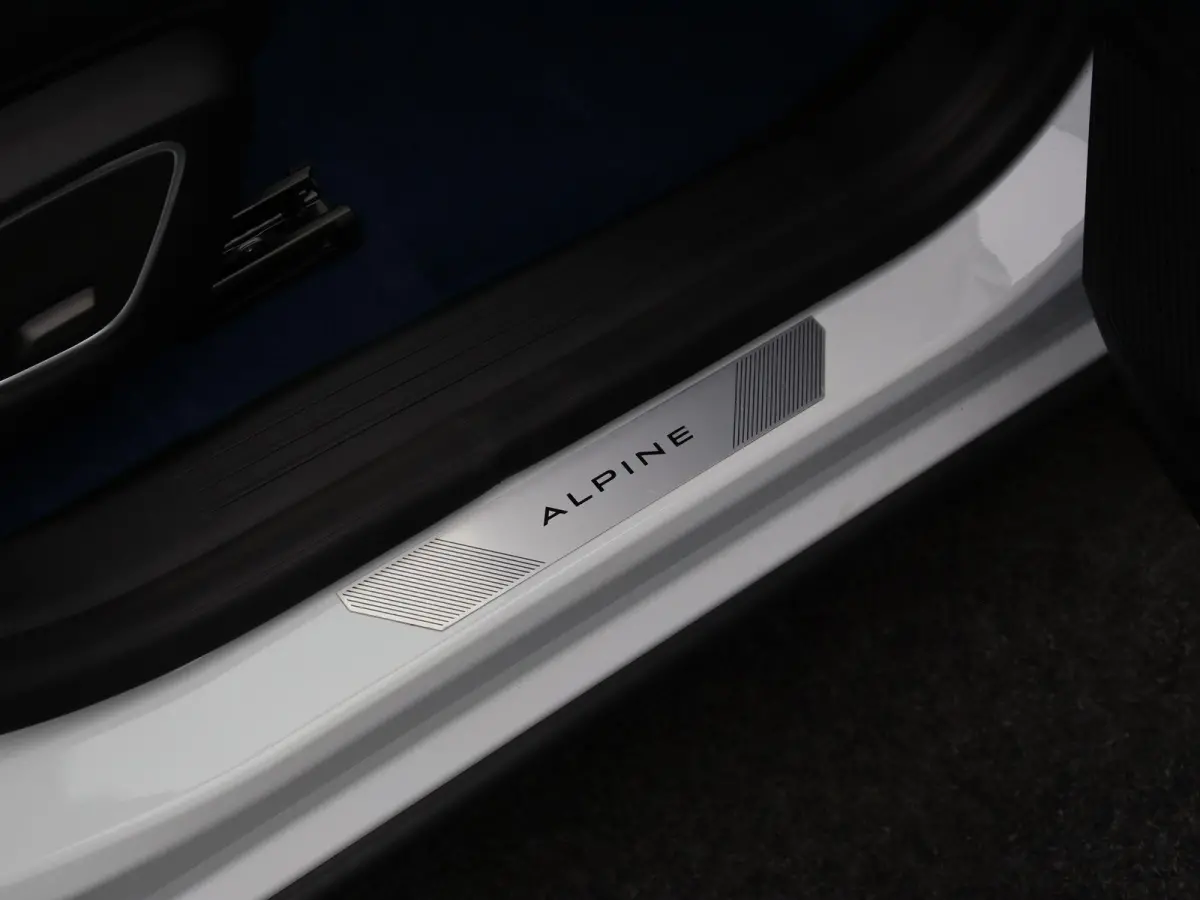 E-Tech 4x4 plug-in hybrid 300pk atelier Alpine | Vijf jaar garantie | Panoramisch dak | Harman Kardon | HUD | Elek. verwarmbaar voorruit |