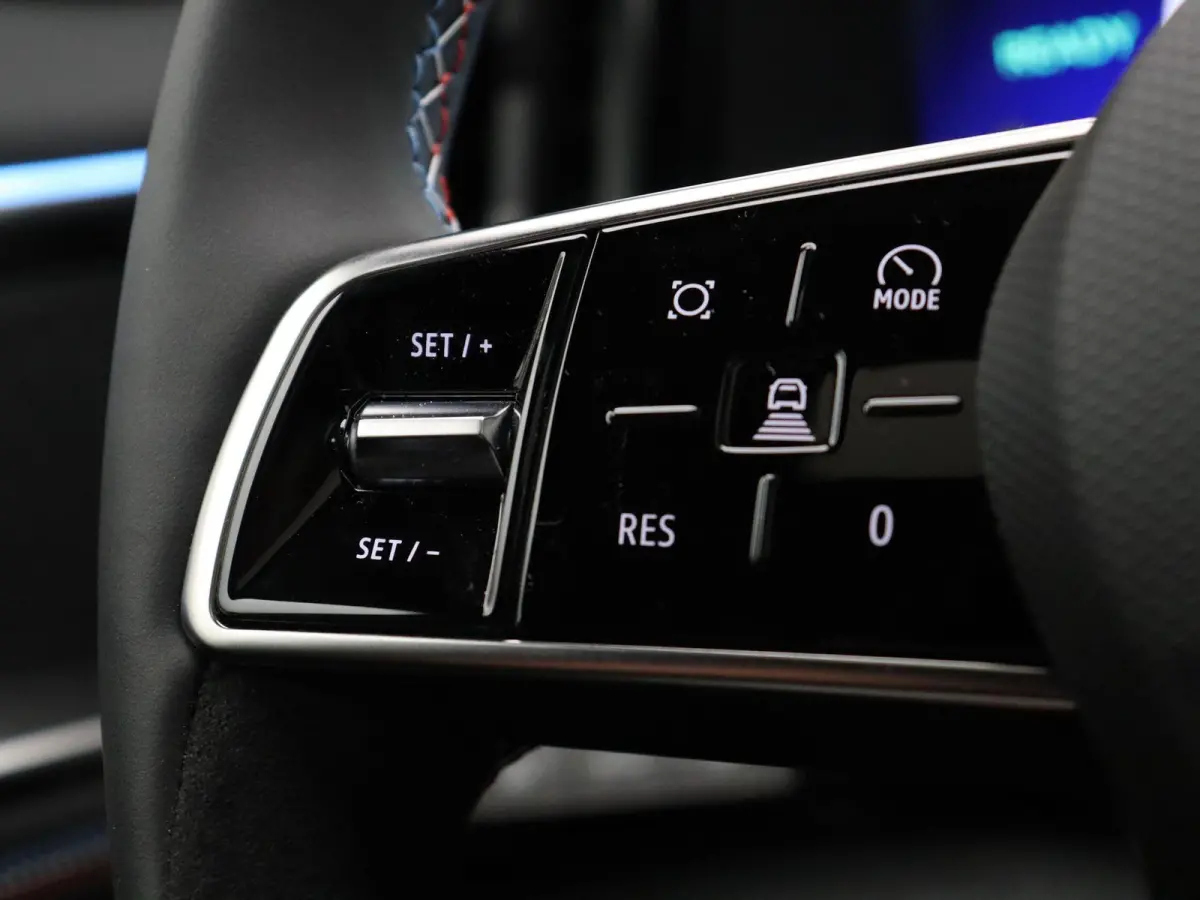 E-Tech 4x4 plug-in hybrid 300pk atelier Alpine | Vijf jaar garantie | Panoramisch dak | Harman Kardon | HUD | Elek. verwarmbaar voorruit |