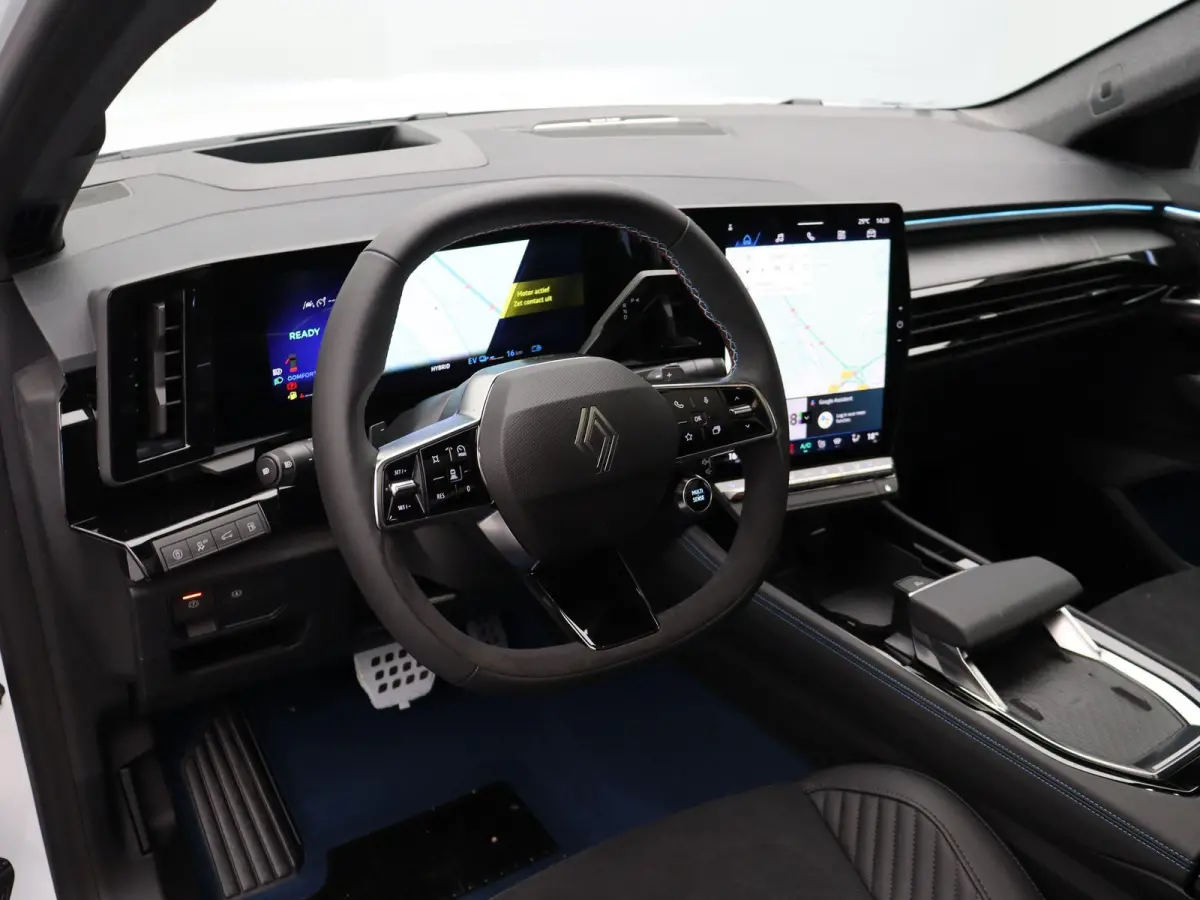 E-Tech 4x4 plug-in hybrid 300pk atelier Alpine | Vijf jaar garantie | Panoramisch dak | Harman Kardon | HUD | Elek. verwarmbaar voorruit |