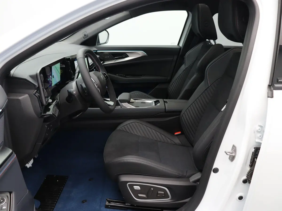 E-Tech 4x4 plug-in hybrid 300pk atelier Alpine | Vijf jaar garantie | Panoramisch dak | Harman Kardon | HUD | Elek. verwarmbaar voorruit |