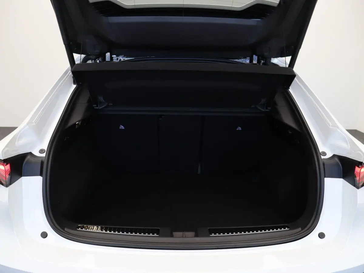 E-Tech 4x4 plug-in hybrid 300pk atelier Alpine | Vijf jaar garantie | Panoramisch dak | Harman Kardon | HUD | Elek. verwarmbaar voorruit |