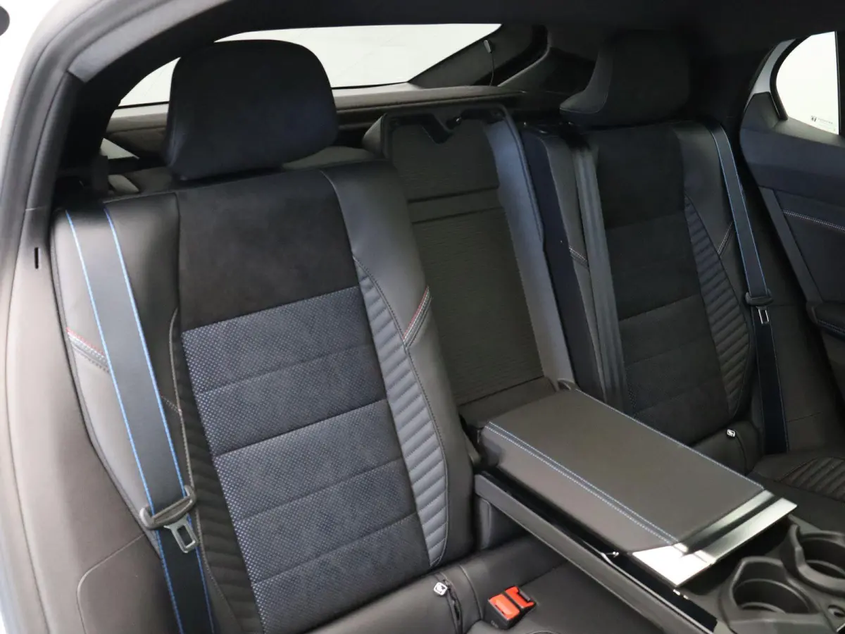 E-Tech 4x4 plug-in hybrid 300pk atelier Alpine | Vijf jaar garantie | Panoramisch dak | Harman Kardon | HUD | Elek. verwarmbaar voorruit |