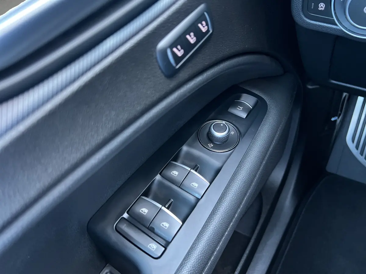 2.0 T 200pk AWD Super | 19'' velgen | Navigatie | Active suspension | Carplay | Elektrische stoelen | Adaptive crusie controle | Camera | Elektrische achterklep | Stoelgeheugen | Dodehoek de