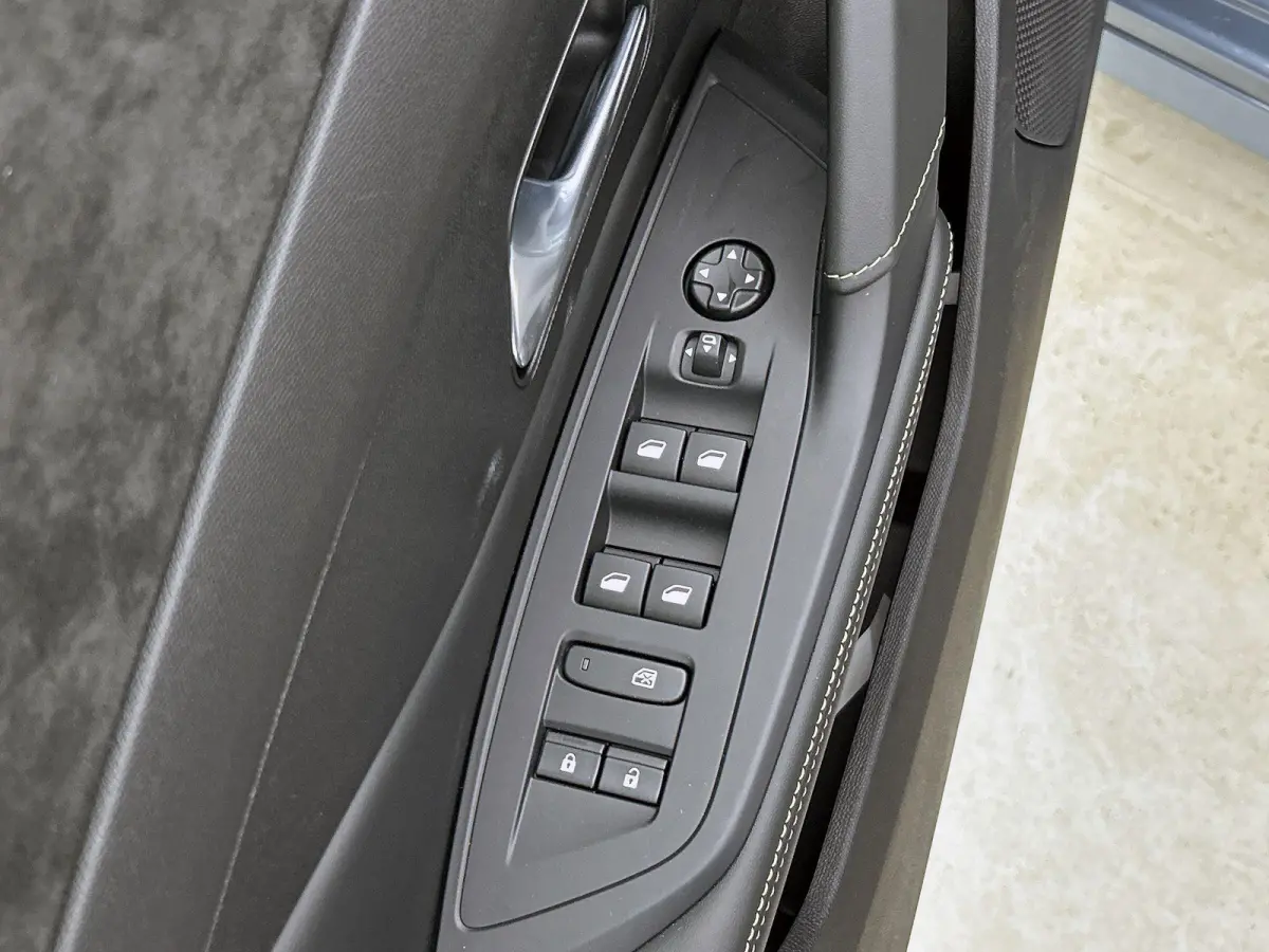 GT 1.6 Plug-in Hybrid 195pk Automaat | DEMO | Navigatie | 360 graden camera | Adaptive cruise control | Panorama schuifdak | Focal audiosysteem | Elektrische achterklep