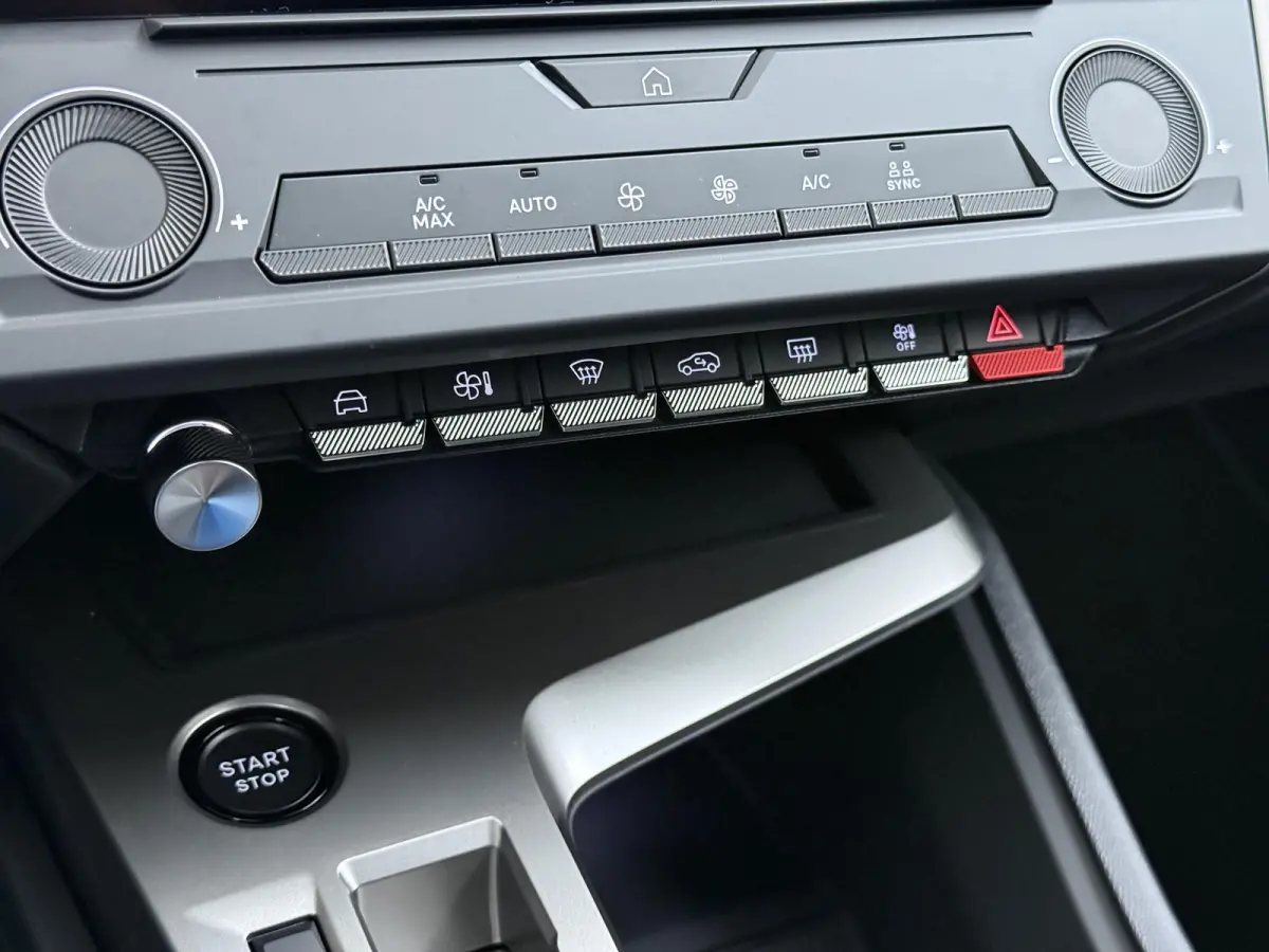 Business 145pk Hybrid Automaat | Demo | Navigatie | Camera achter | Cruise control adaptief | Lichtmatelan velgen | Automatische airco | Apple Carplay en Android auto