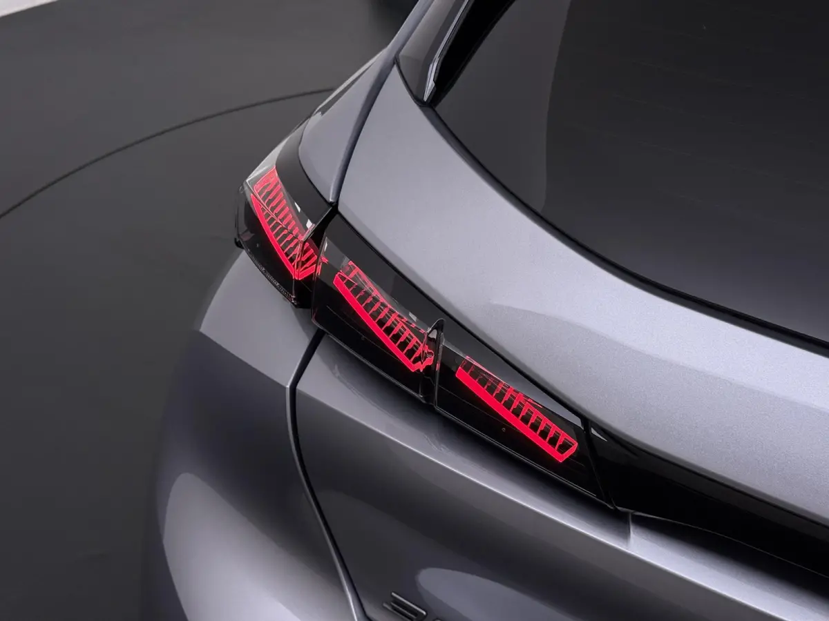 Business 145pk Hybrid Automaat | Demo | Navigatie | Camera achter | Cruise control adaptief | Lichtmatelan velgen | Automatische airco | Apple Carplay en Android auto