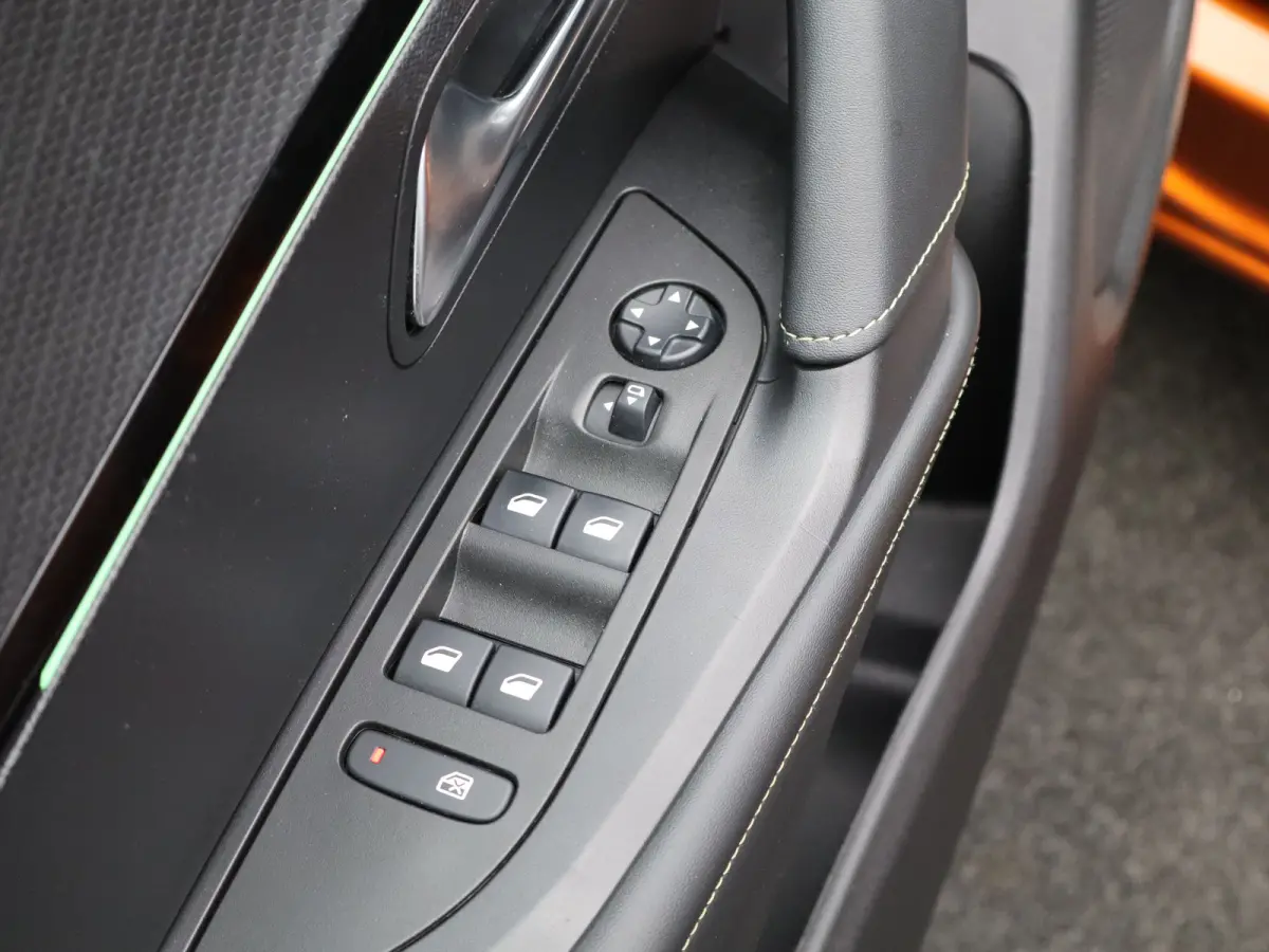 1.2 PureTech GT Camera | Trekhaak | Parkeersensoren | Cruise Control | Apple Carplay/Android Auto | 17" Lichtmetalen Velgen