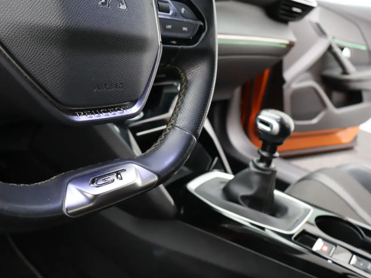 1.2 PureTech GT Camera | Trekhaak | Parkeersensoren | Cruise Control | Apple Carplay/Android Auto | 17" Lichtmetalen Velgen