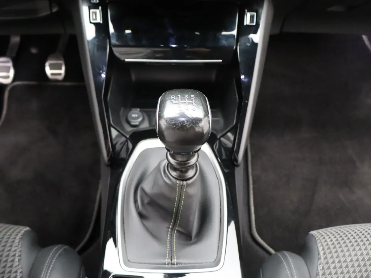 1.2 PureTech GT Camera | Trekhaak | Parkeersensoren | Cruise Control | Apple Carplay/Android Auto | 17" Lichtmetalen Velgen