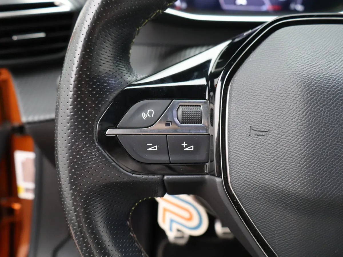 1.2 PureTech GT Camera | Trekhaak | Parkeersensoren | Cruise Control | Apple Carplay/Android Auto | 17" Lichtmetalen Velgen
